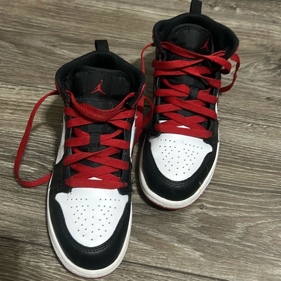Like new Jordan 1 Mid (kids) - Picture 2 of 3